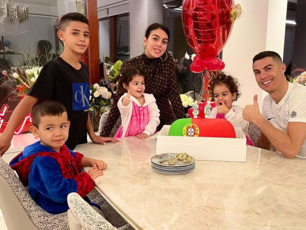 Cristiano Ronaldo dành thời gian du lịch cùng gia đình sau giải EURO 2020