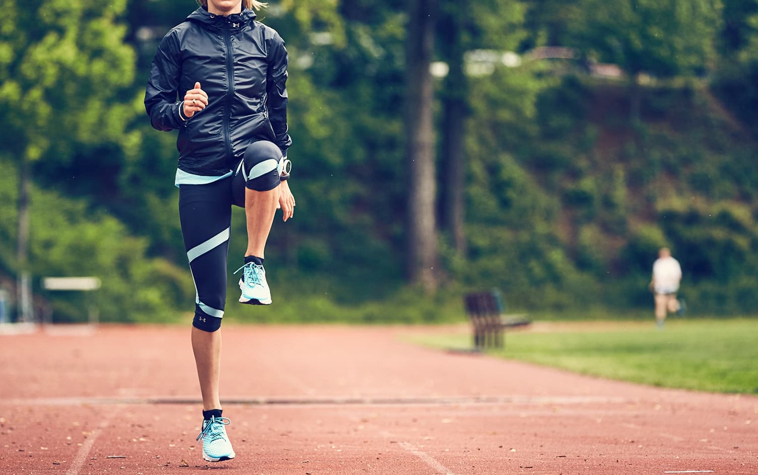Chạy bộ tại chỗ, chạy nâng cao đùi hoặc một vài động tác lunge giúp tim đạp nhanh hơn