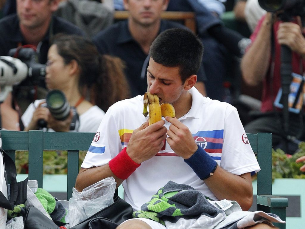 Trước, trong và sau khi chơi tennis thì vận động viên nên ăn gì?